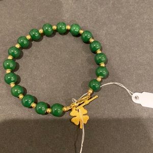 7in Green beaded bracelet with gold shamrock and clasp closure